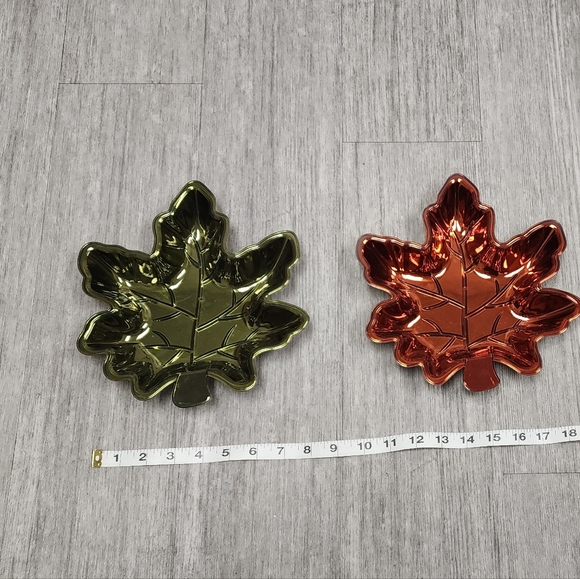Set of Leaf-Shaped Decorative Dishes - Picture 4 of 8